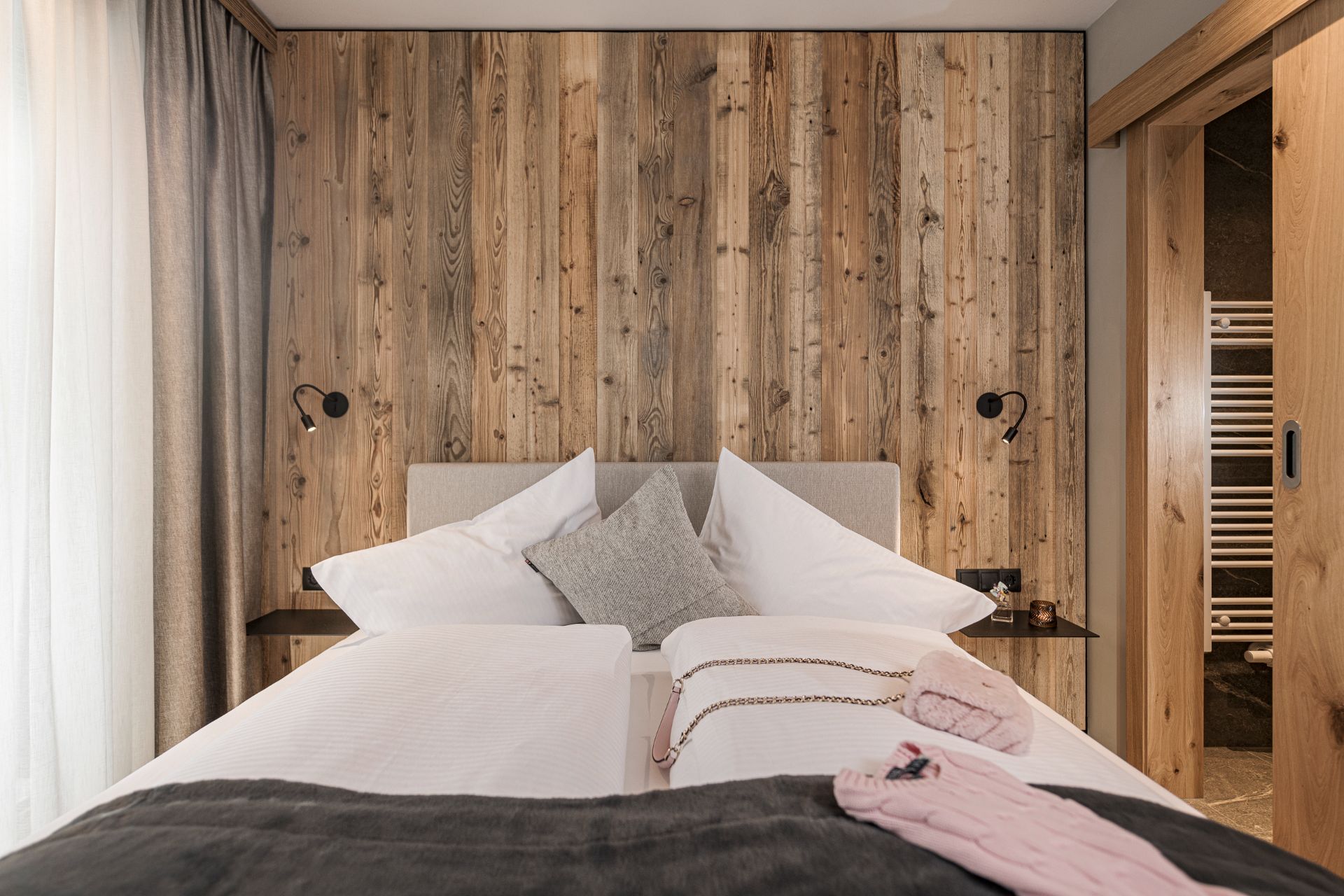 Doppelbett im Apartment Penken im Schrofenblick Alpen Resort